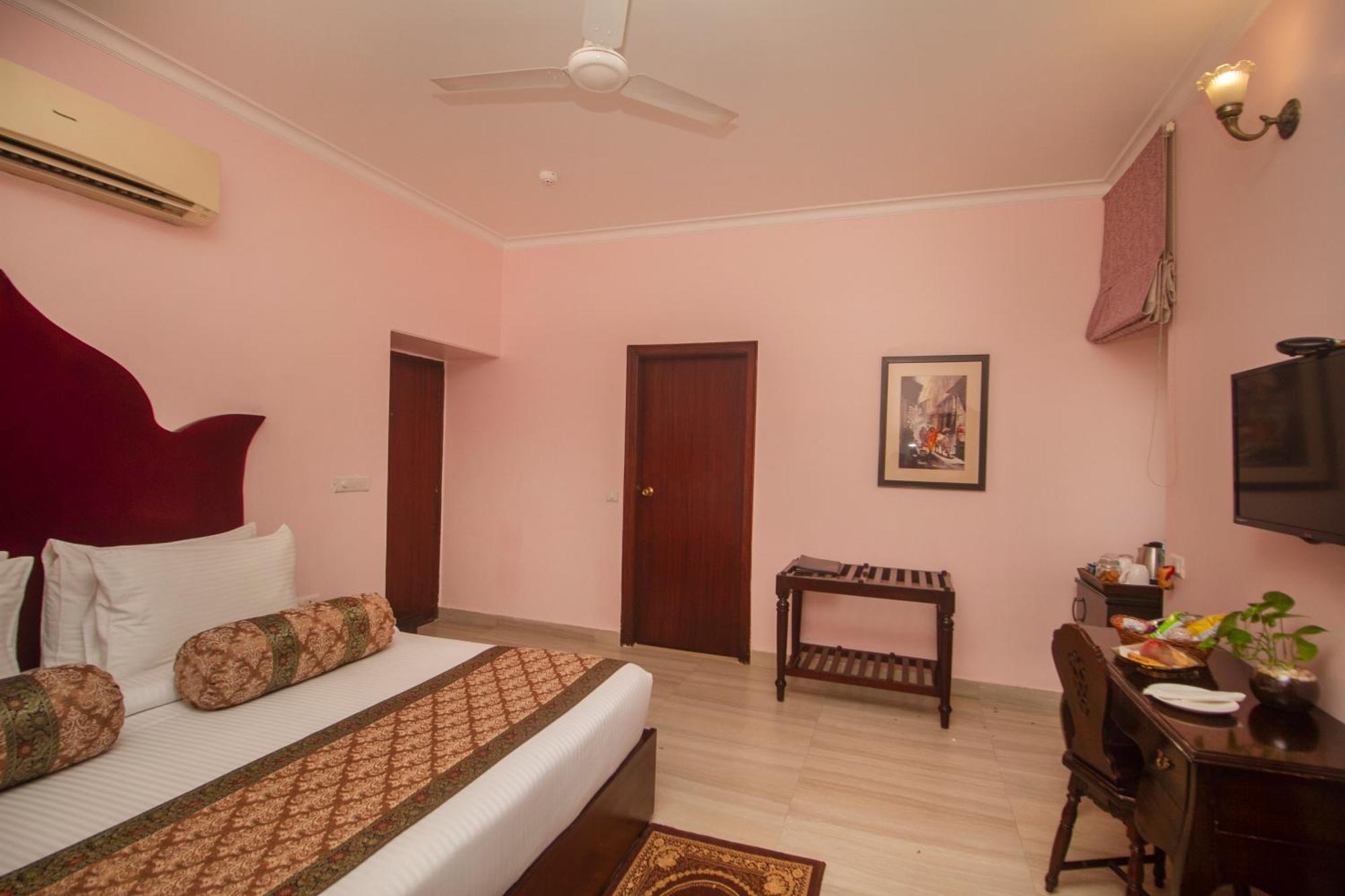 อมฤตาร สุริโยทัย ฮาเวลี Hotel พาราณสี ภายนอก รูปภาพ