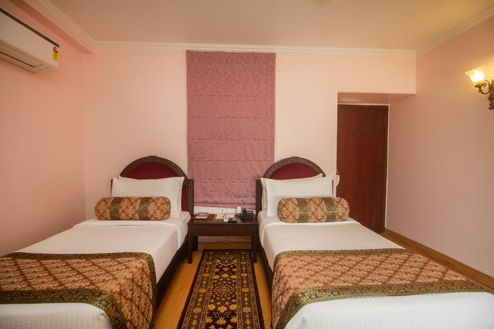 อมฤตาร สุริโยทัย ฮาเวลี Hotel พาราณสี ภายนอก รูปภาพ