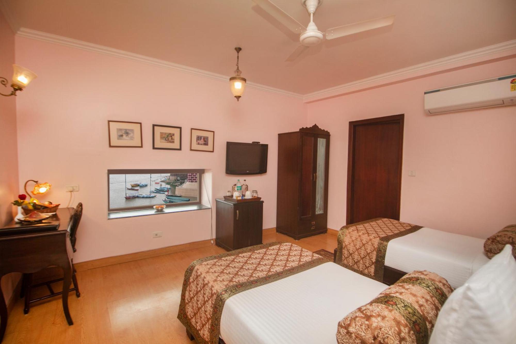 อมฤตาร สุริโยทัย ฮาเวลี Hotel พาราณสี ภายนอก รูปภาพ