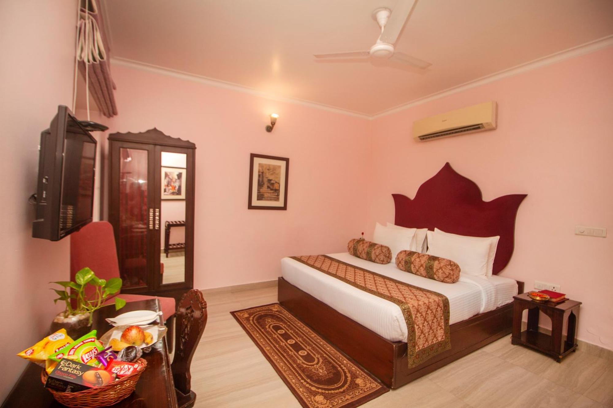 อมฤตาร สุริโยทัย ฮาเวลี Hotel พาราณสี ภายนอก รูปภาพ