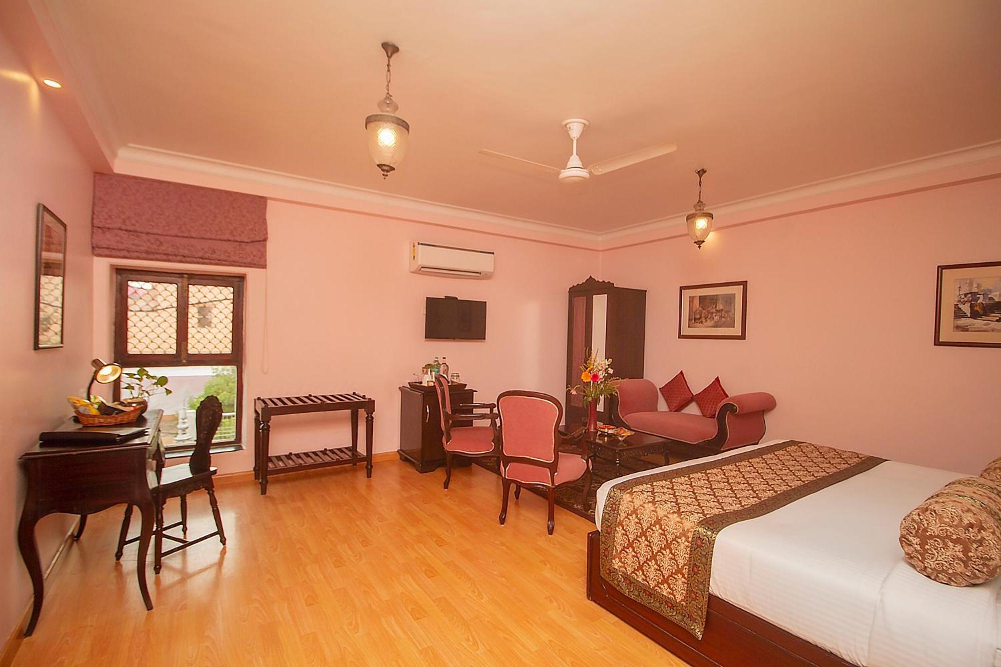 อมฤตาร สุริโยทัย ฮาเวลี Hotel พาราณสี ภายนอก รูปภาพ