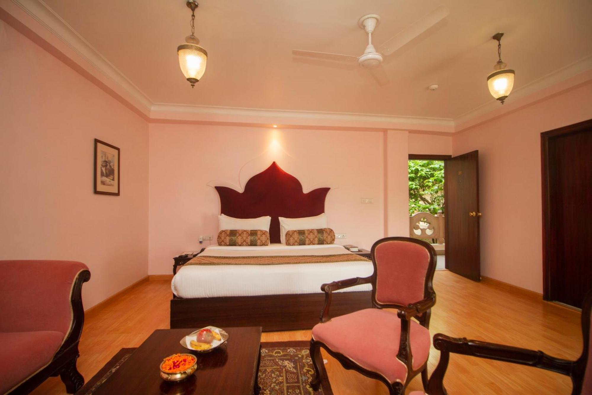 อมฤตาร สุริโยทัย ฮาเวลี Hotel พาราณสี ภายนอก รูปภาพ